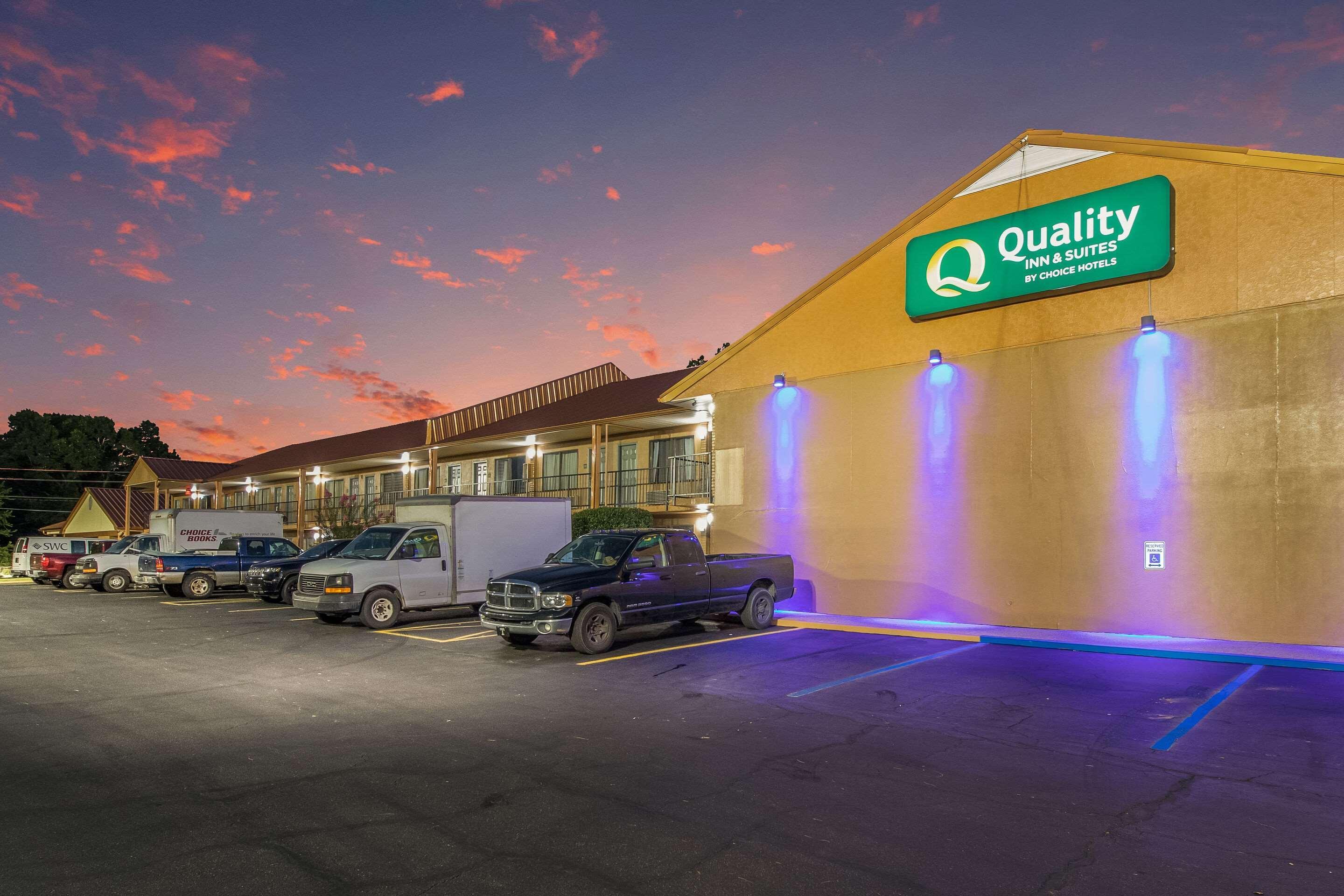 Quality Inn & Suites Corinth West Exteriör bild